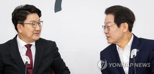 이재명 더불어민주당 대표가 31일 오전 국회 국민의힘 원내대표실을 예방, 권성동 원내대표와 면담하고 있다. [연합뉴스]
